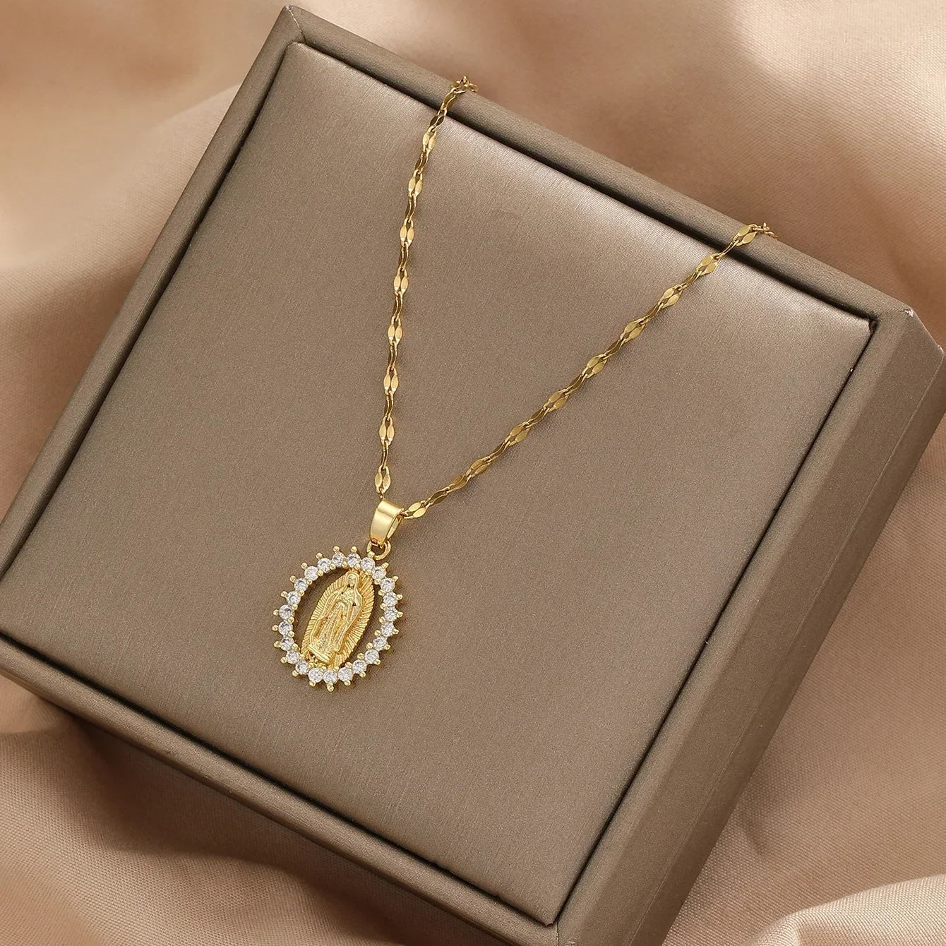 Colgante de la Virgen- Moissanita y Oro 18k