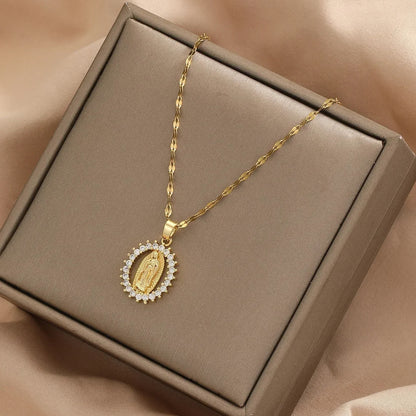 Colgante de la Virgen- Moissanita y Oro 18k